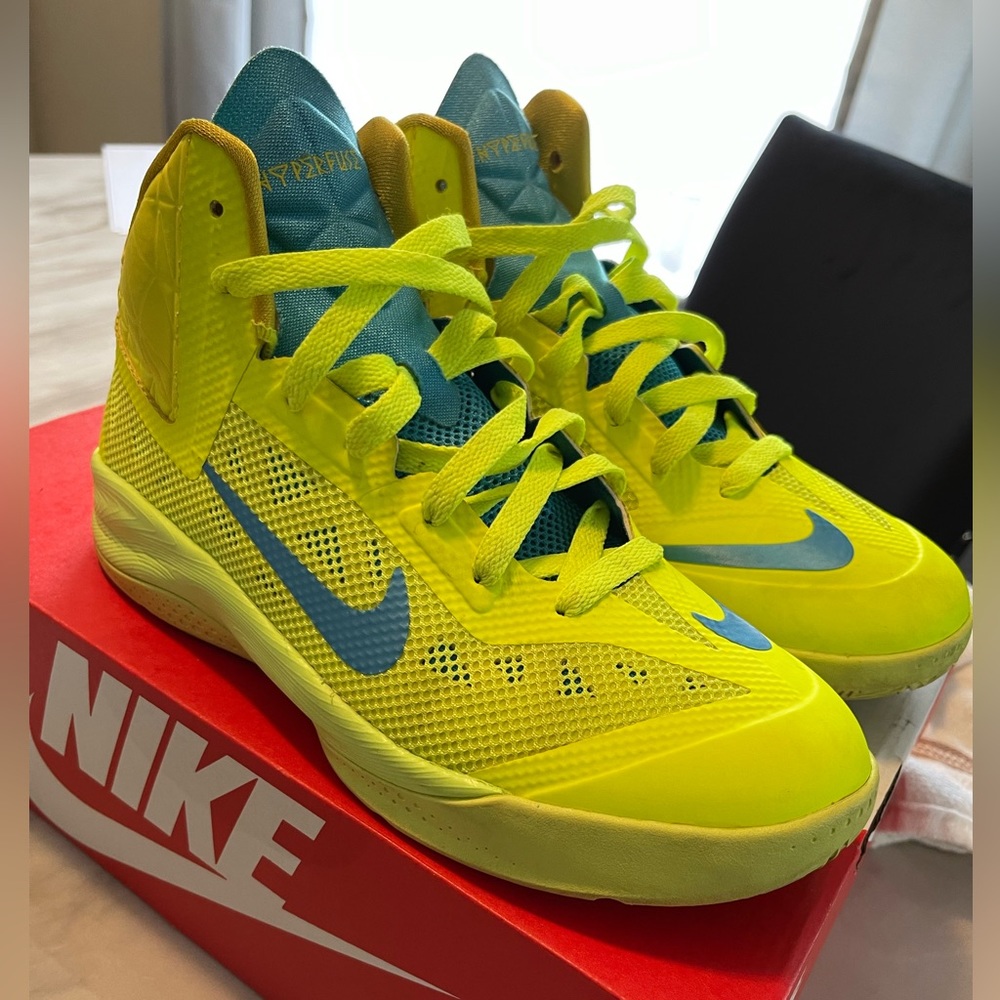 Nike Hyperfuse Kids youth size 5.5 = women size 7
